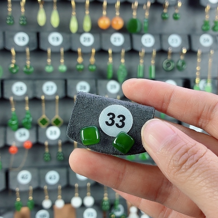 和田玉18K金镶嵌耳饰