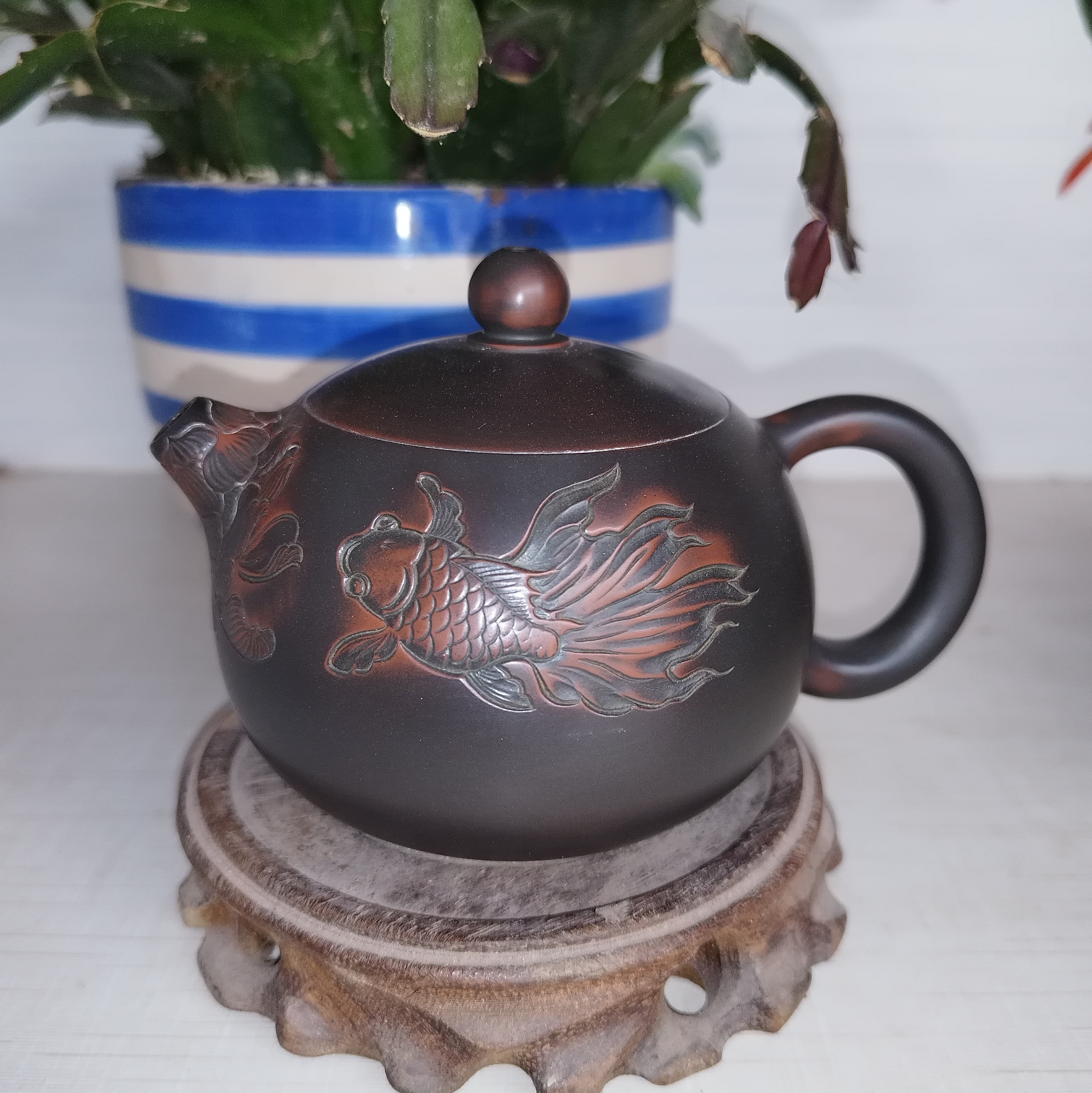 坭兴陶浮刻金鱼荷花壶。纯手工制作。容量200CC左右。黑古铜色。。