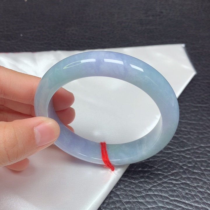 翡翠手镯未镶嵌。