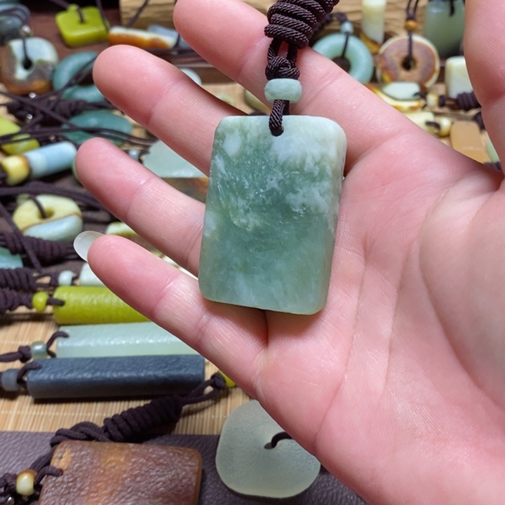 蛇纹石玉挂件未镶嵌