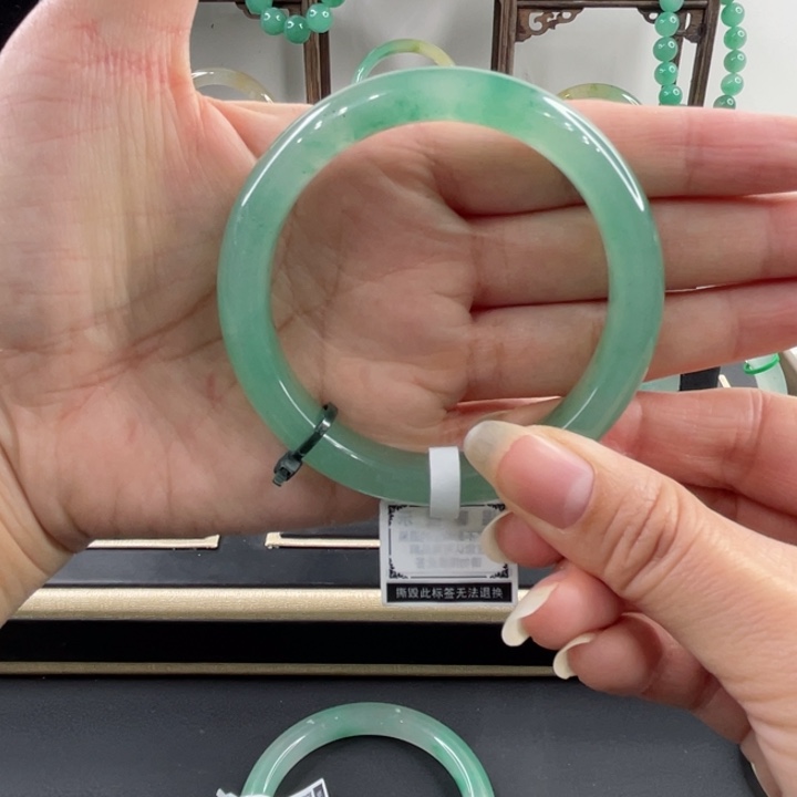 未镶嵌手镯石英质玉（非洲翠）