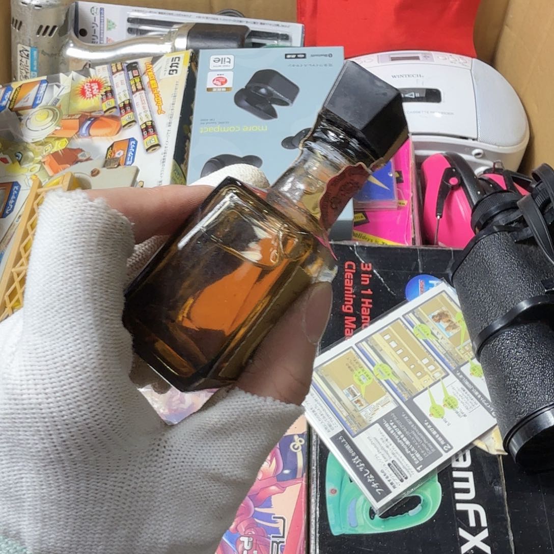 七***七中古商品，瑕疵品，不保好坏。323