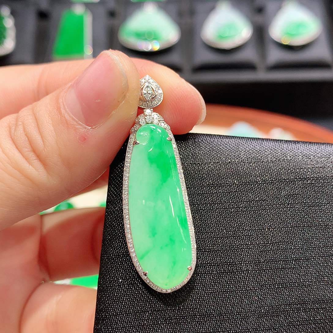 翡翠颈饰18K金镶嵌福瓜