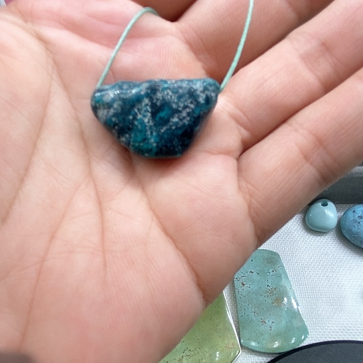 绿松石未镶嵌颈饰蓝*紫