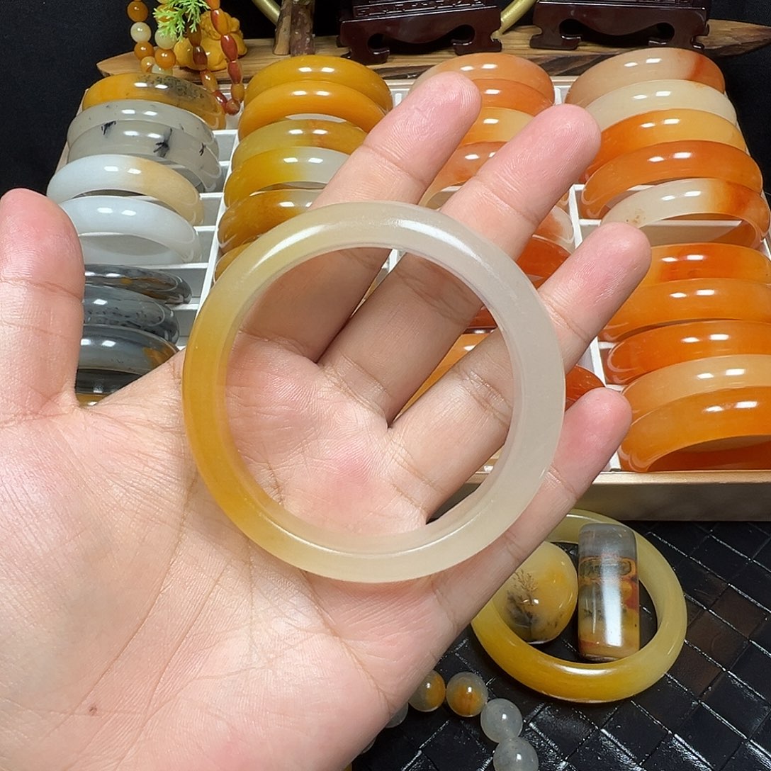 成***单石英质玉（黄龙玉）未镶嵌手镯