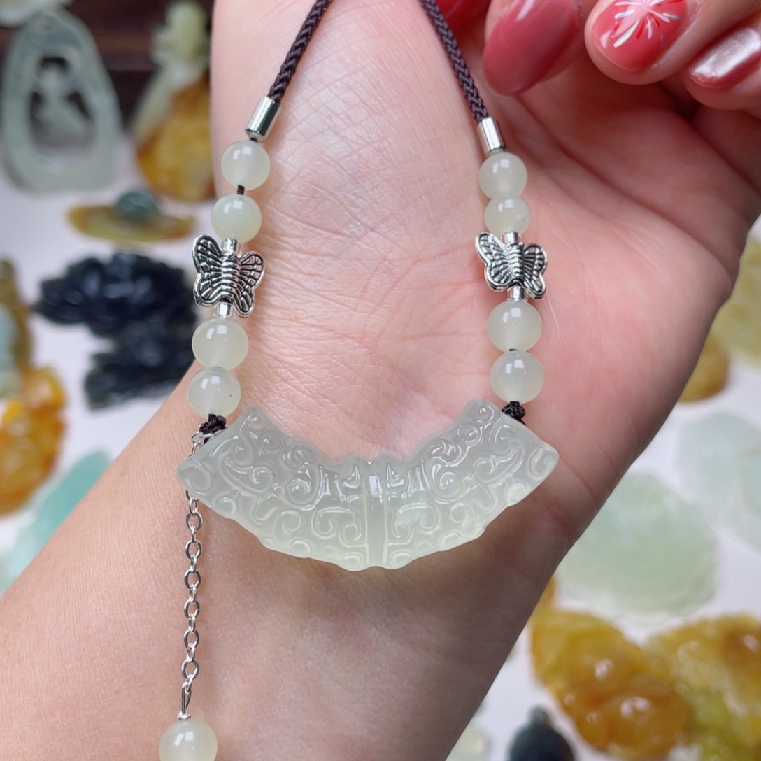 蛇纹石玉颈饰未镶嵌