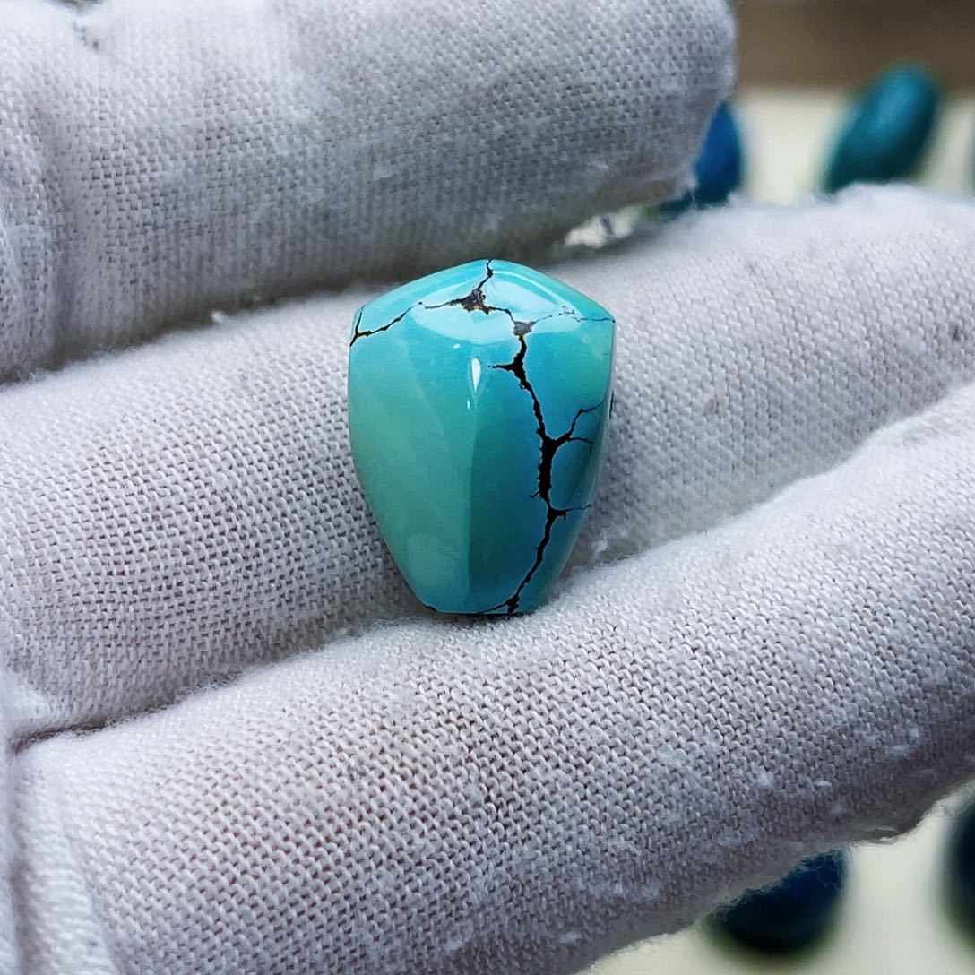 绿松石未镶嵌颈饰