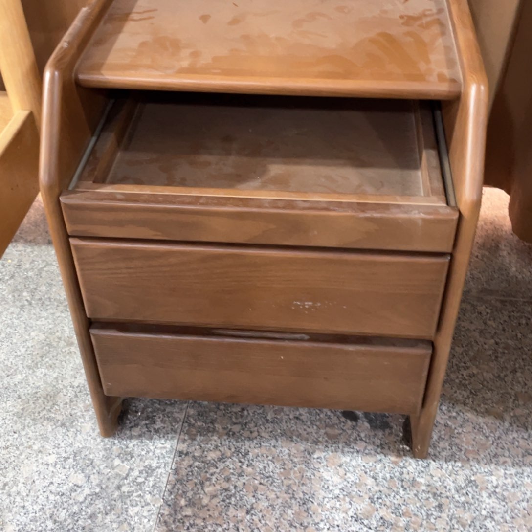 木白腊木充电床头柜胡桃色