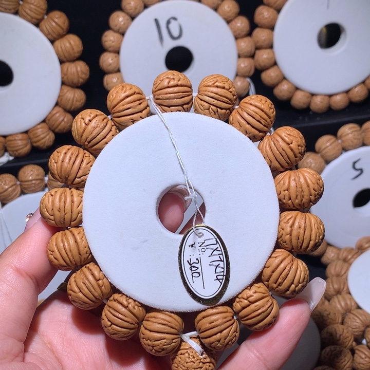 用***在桃核手串金鱼肚原皮