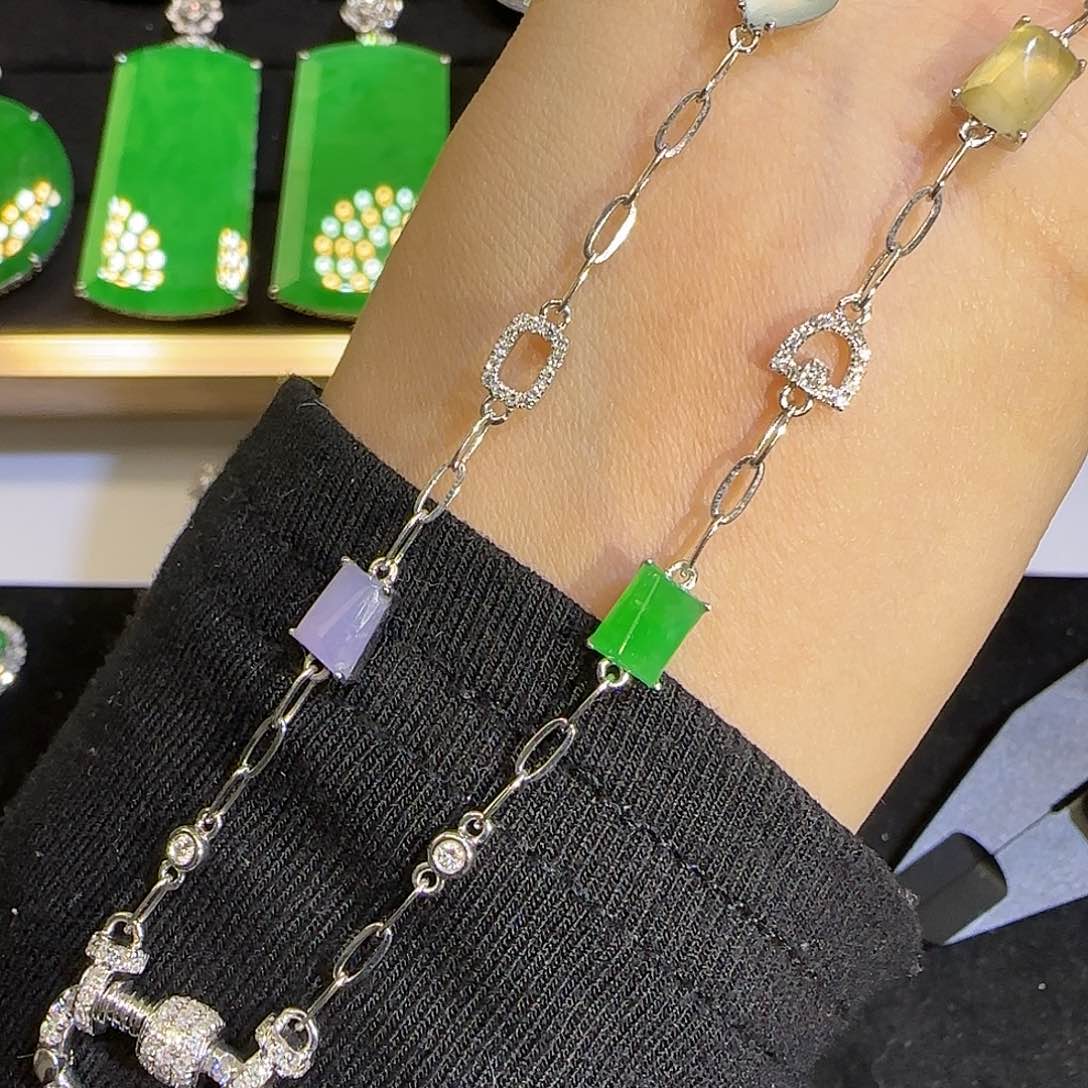 翡翠颈饰18K金镶嵌。重金