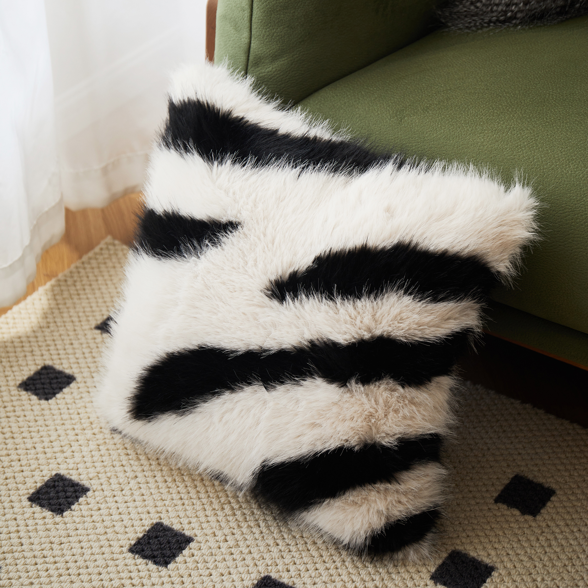 轻奢仿皮草长毛抱枕高级感沙发腰靠枕套简约条纹客厅靠垫加厚装饰