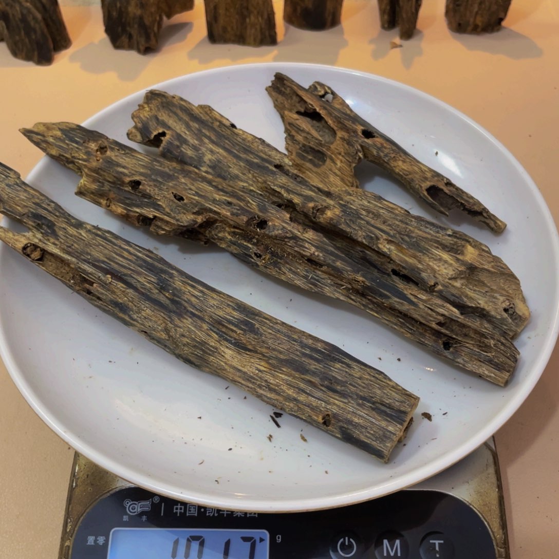 摆件沉香木流油王虫漏101克