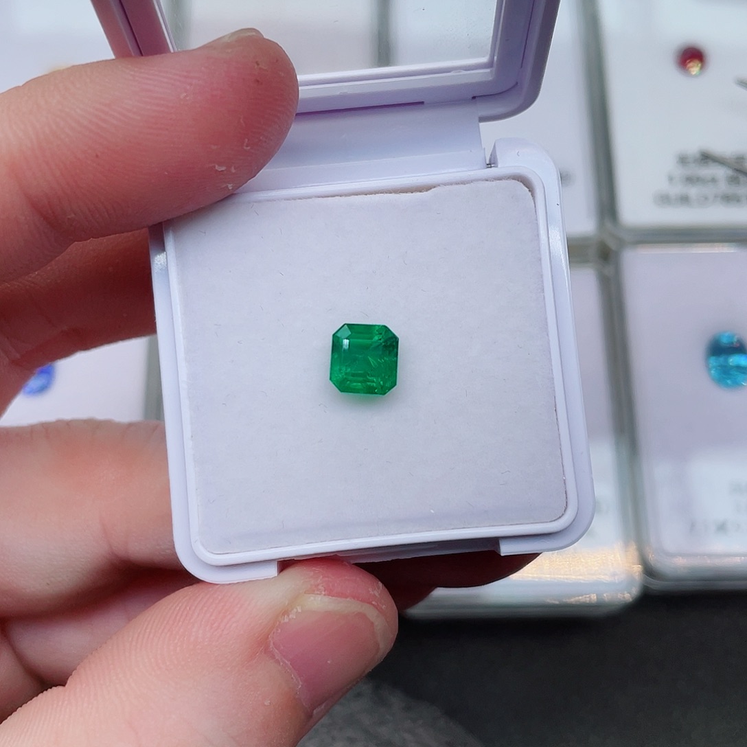 祖母绿裸石未镶嵌1.45克拉VVG吉尔德证书