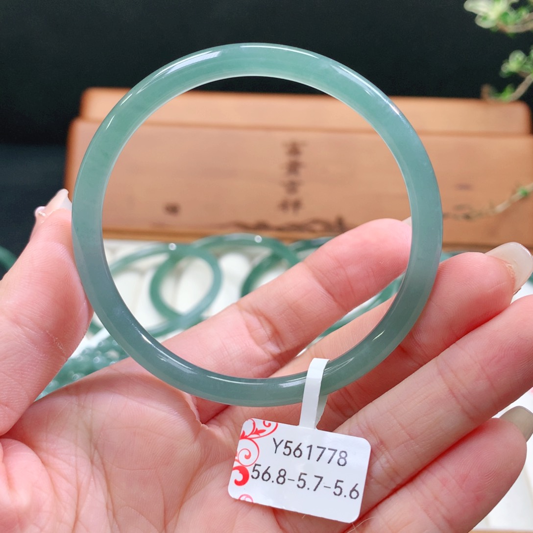 翡翠手镯未镶嵌天然