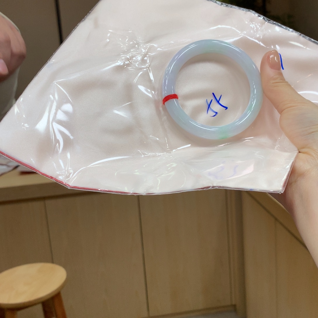 翡翠手镯未镶嵌不退不换