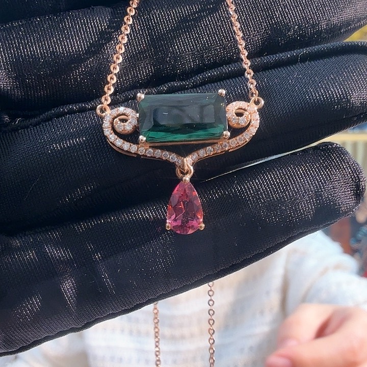 碧玺颈饰18K金镶嵌碧玺颈饰18K金镶嵌