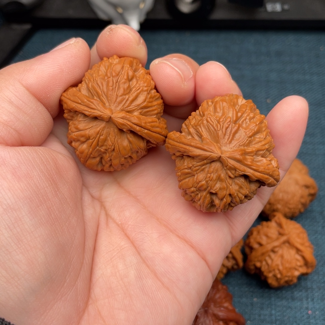 文玩核桃把件全品红皮三角球白39