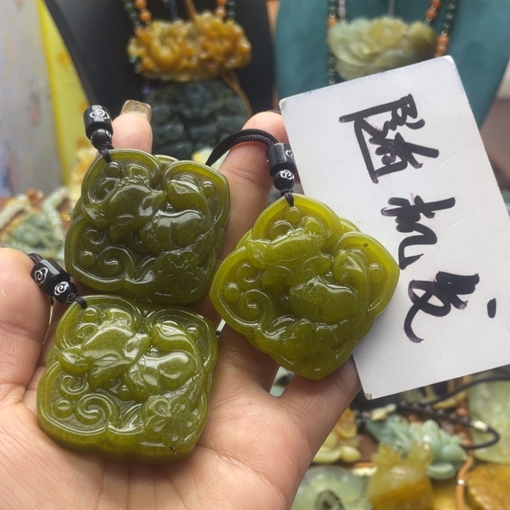 蛇纹石玉合金颈饰