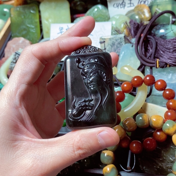 蛇纹石玉颈饰未镶嵌