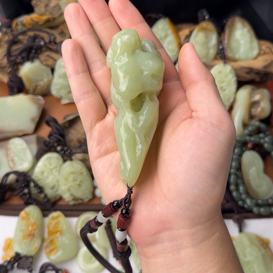 和田玉未镶嵌颈饰手把件