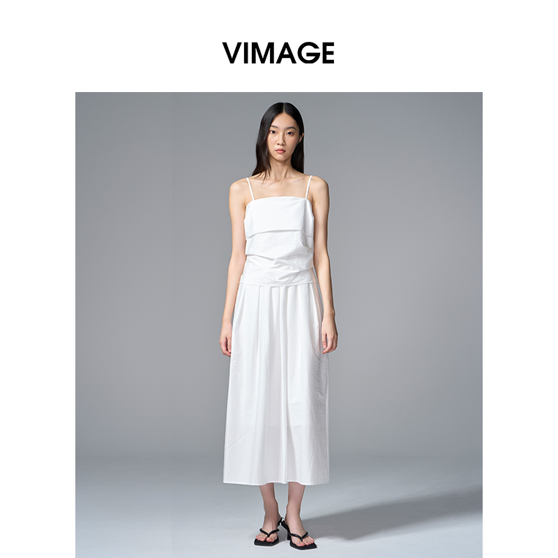 VIMAGE纬漫纪2025棉混纺纯色度假风褶皱大裙摆吊带连衣裙V2307928