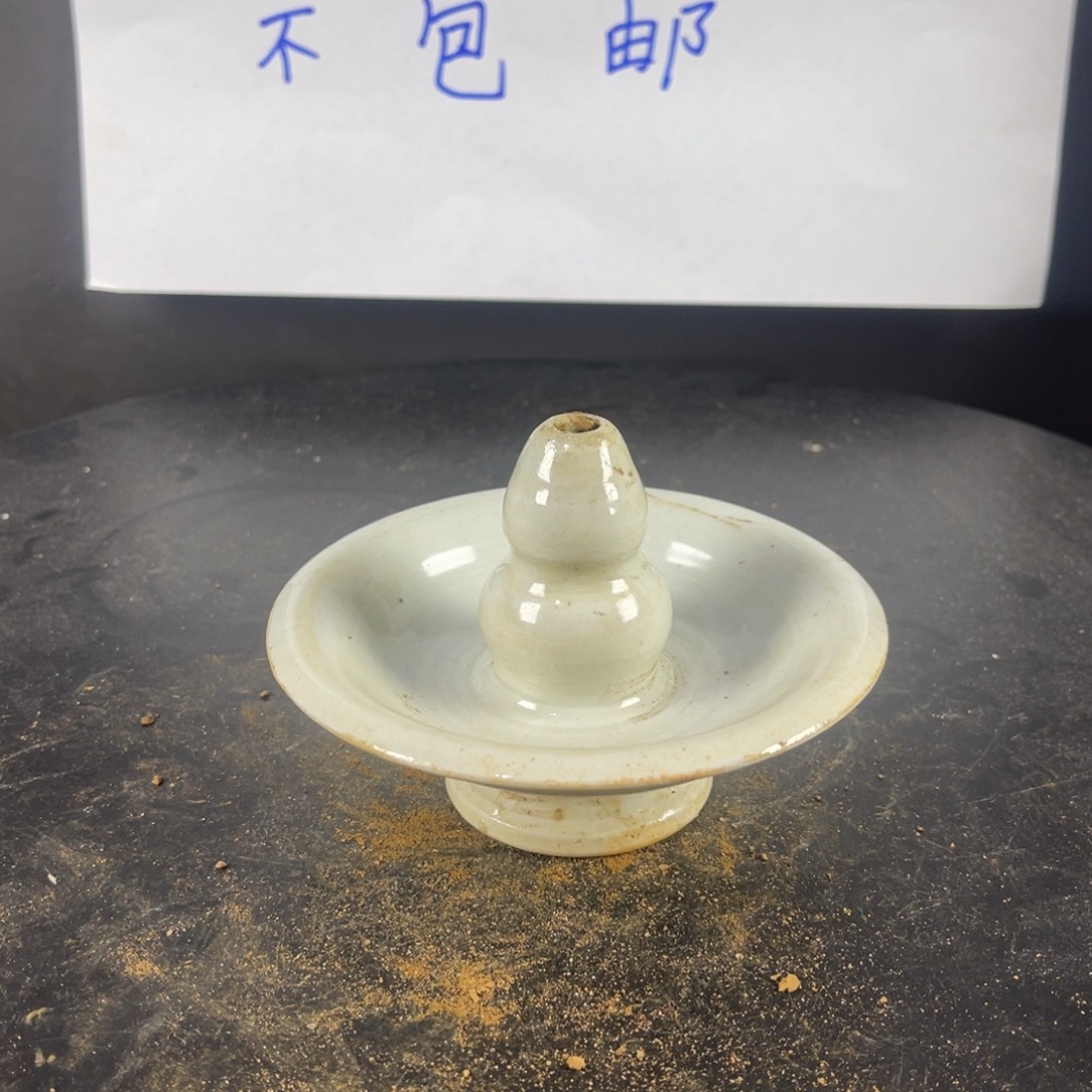 罐漂亮的小瓷器和精致