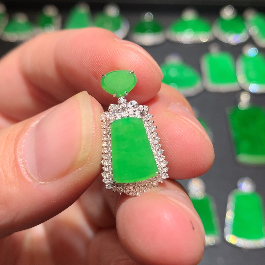 翡翠颈饰18K金镶嵌翡翠