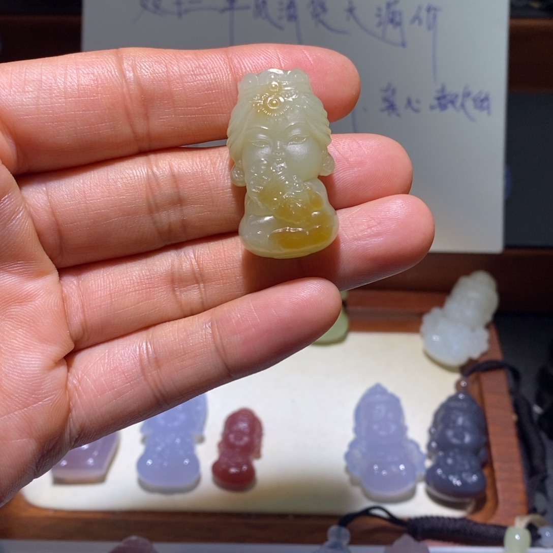 吉***安和田玉未镶嵌颈饰宝宝佛