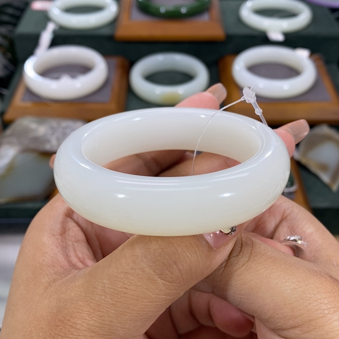 和田玉手镯未镶嵌