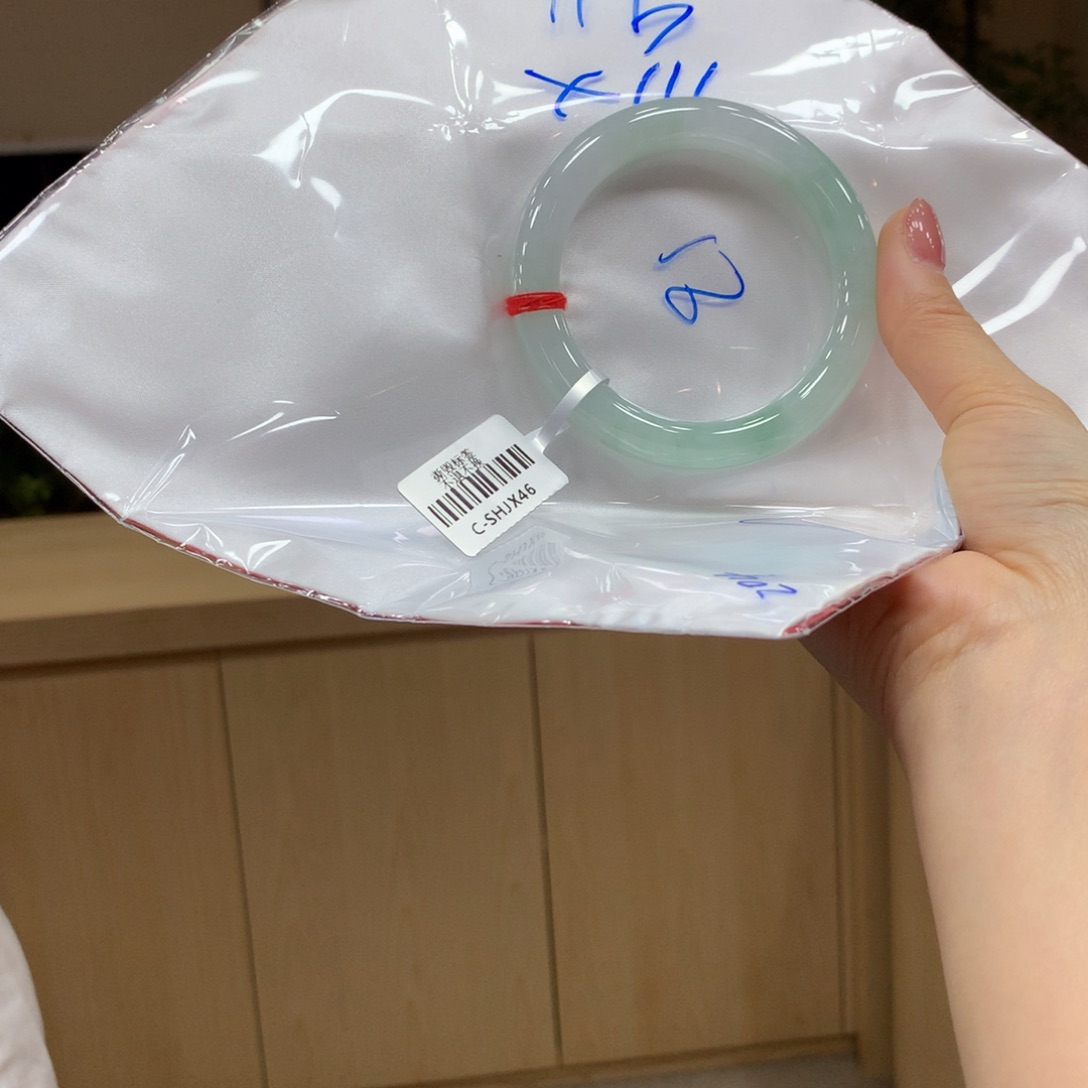 翡翠手镯未镶嵌不退不换