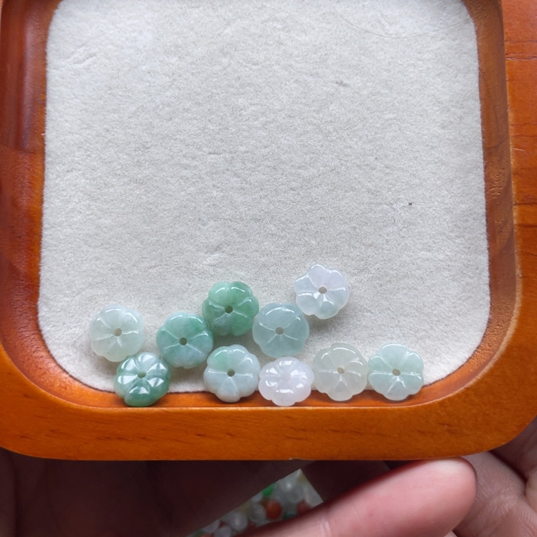 翡翠散珠翡翠花花卡3+。10颗