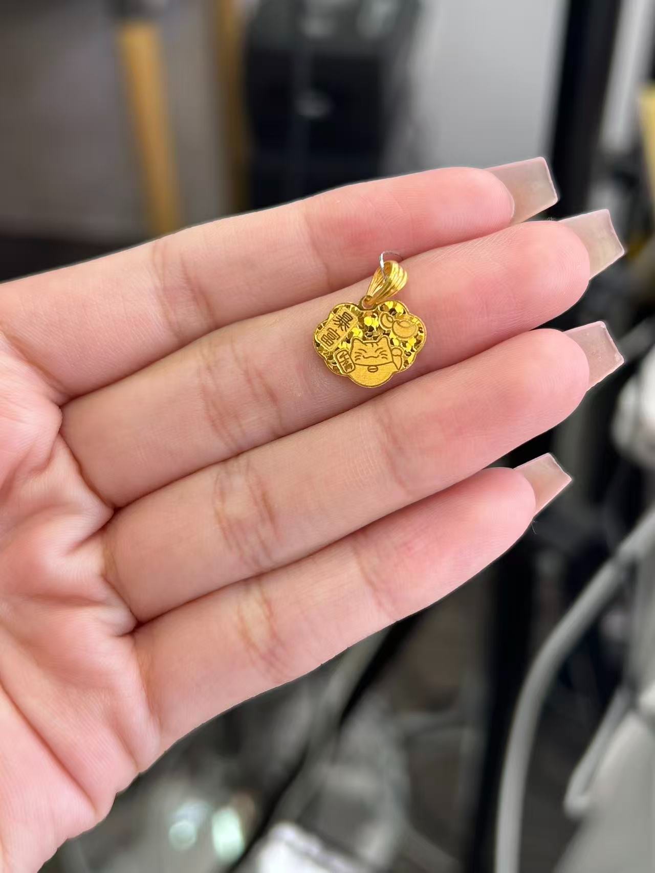  足金999  碎冰招招猫锁片吊坠