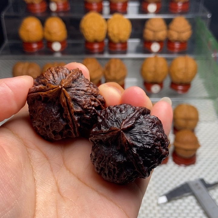 文玩核桃把件七彩三棱13