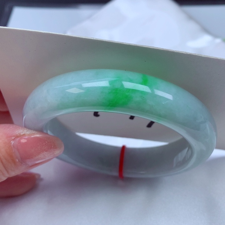 翡翠手镯未镶嵌翡翠