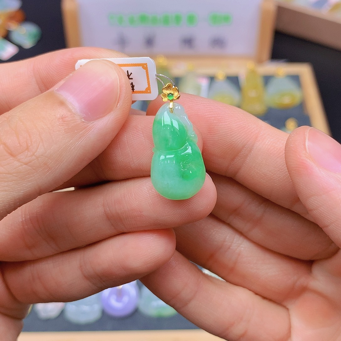 翡翠18K金镶嵌颈饰翡翠