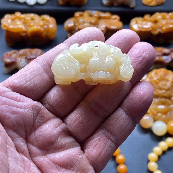 石英质玉（黄龙玉）未镶嵌颈饰