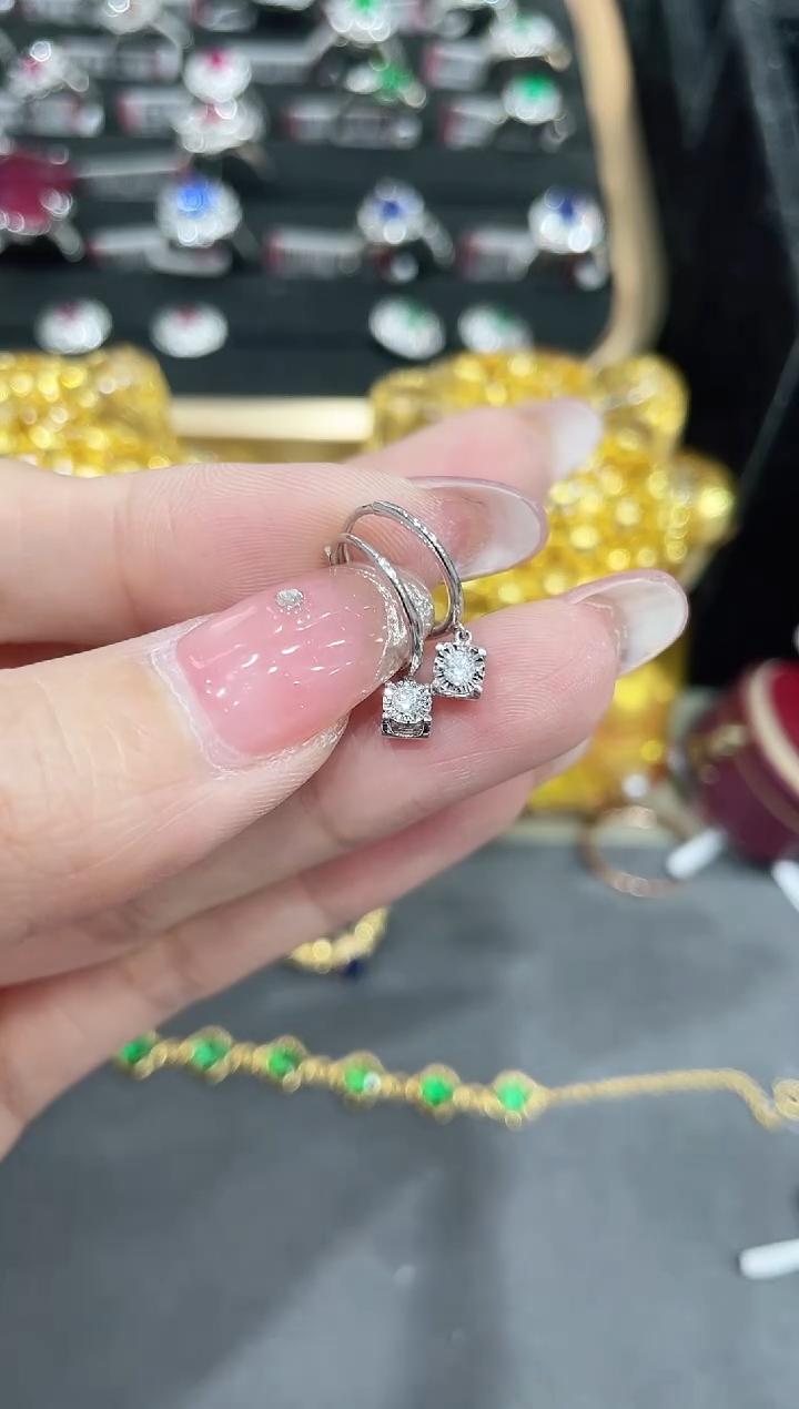 18K金镶嵌钻石耳饰牛头款