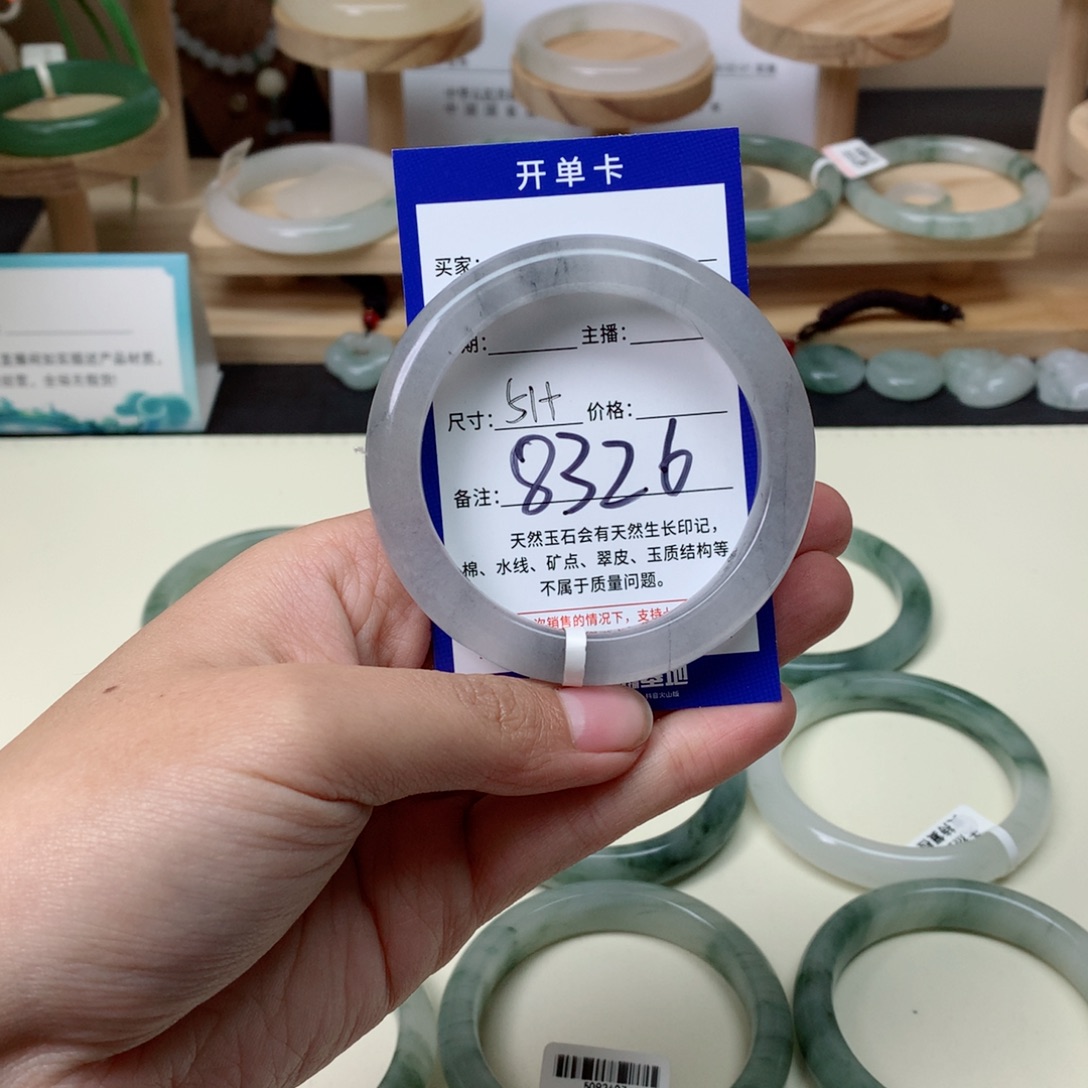 P***t石英质玉未镶嵌手镯