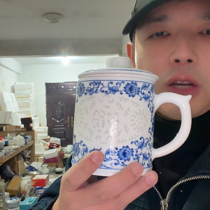 一个装的瓷器的东西