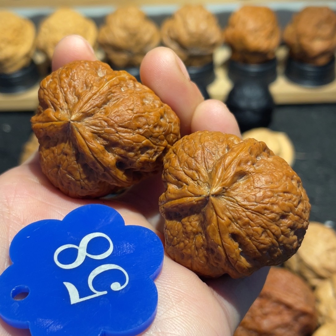 爱***行铁狮子三棱核桃35。 