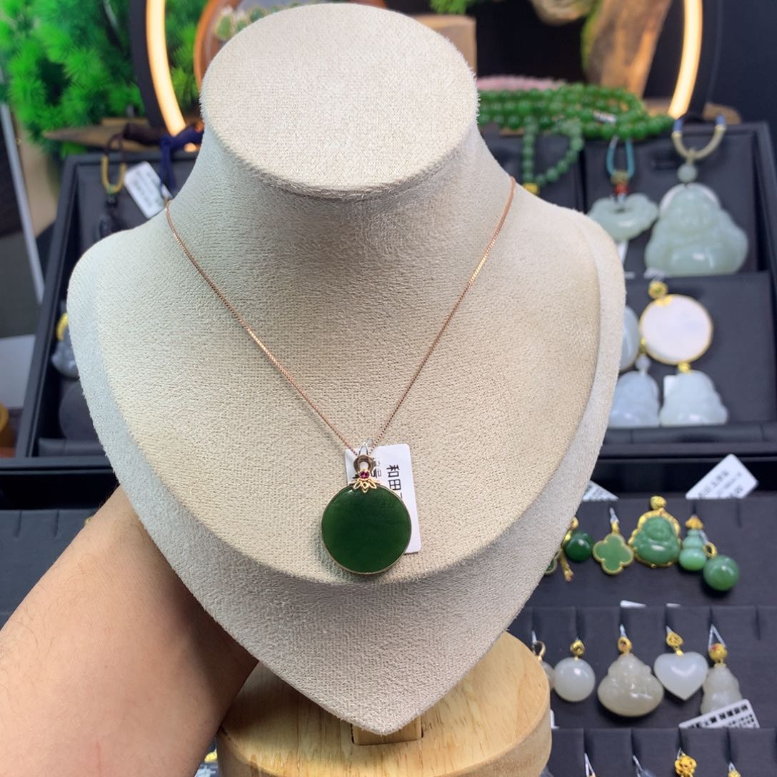 和田玉吊坠18K金镶嵌