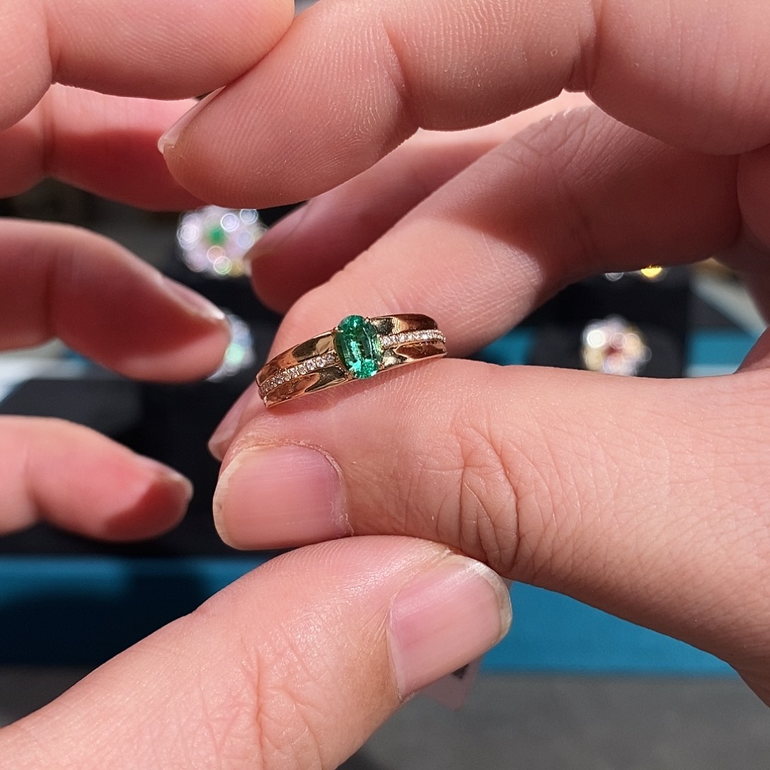 18K金镶嵌祖母绿戒指哥伦比亚0.40ct