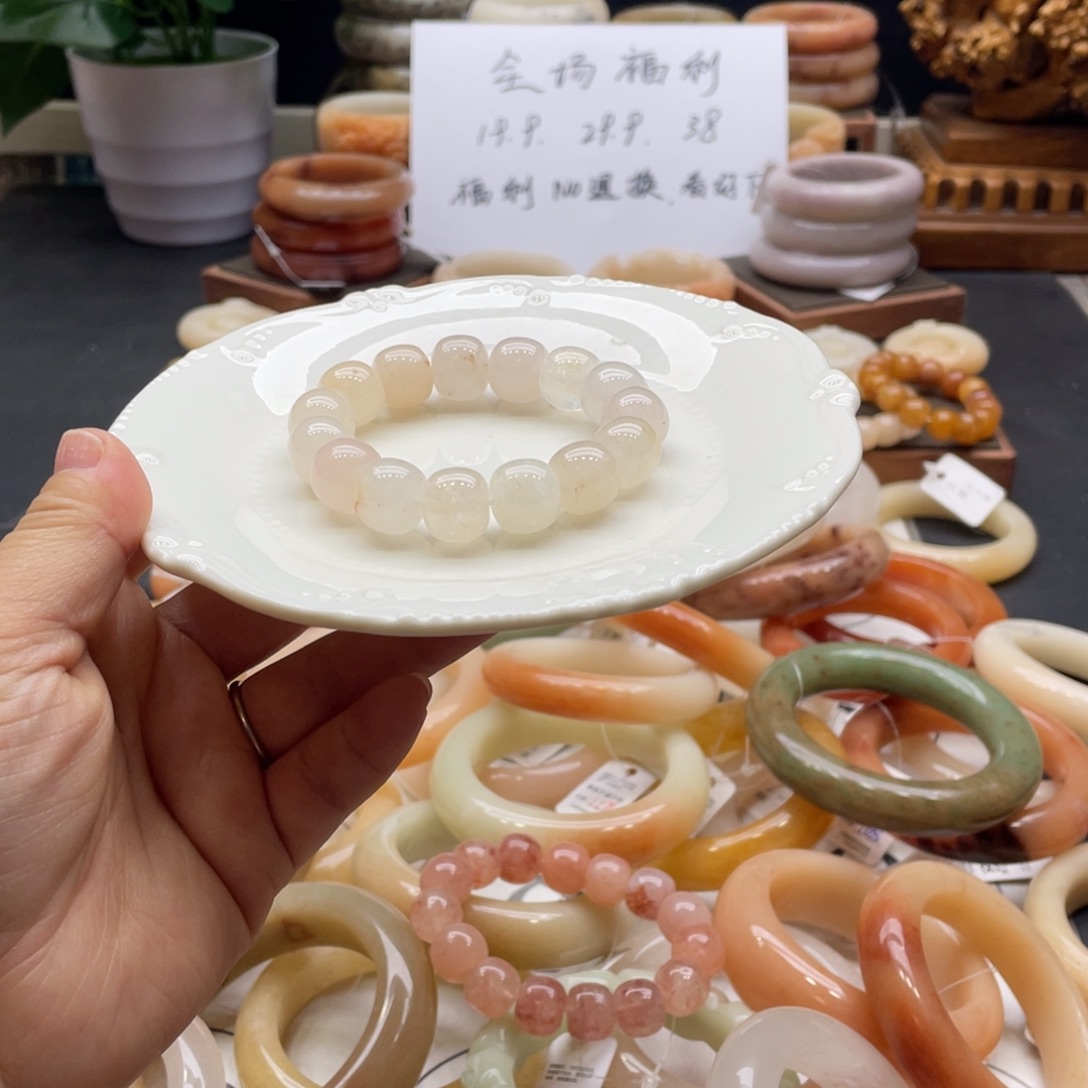 石英岩玉未镶嵌手镯