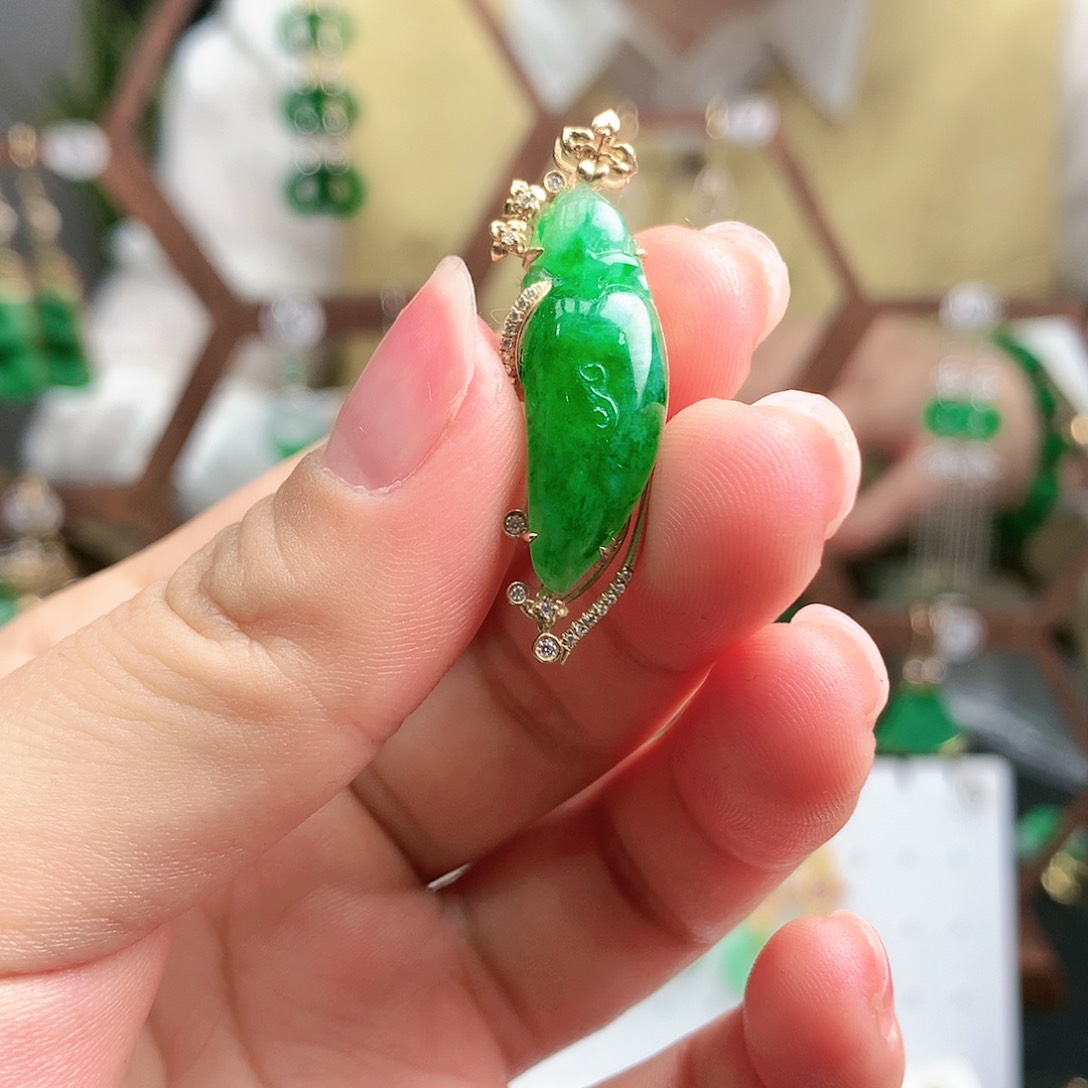 翡翠颈饰18K金镶嵌吊坠