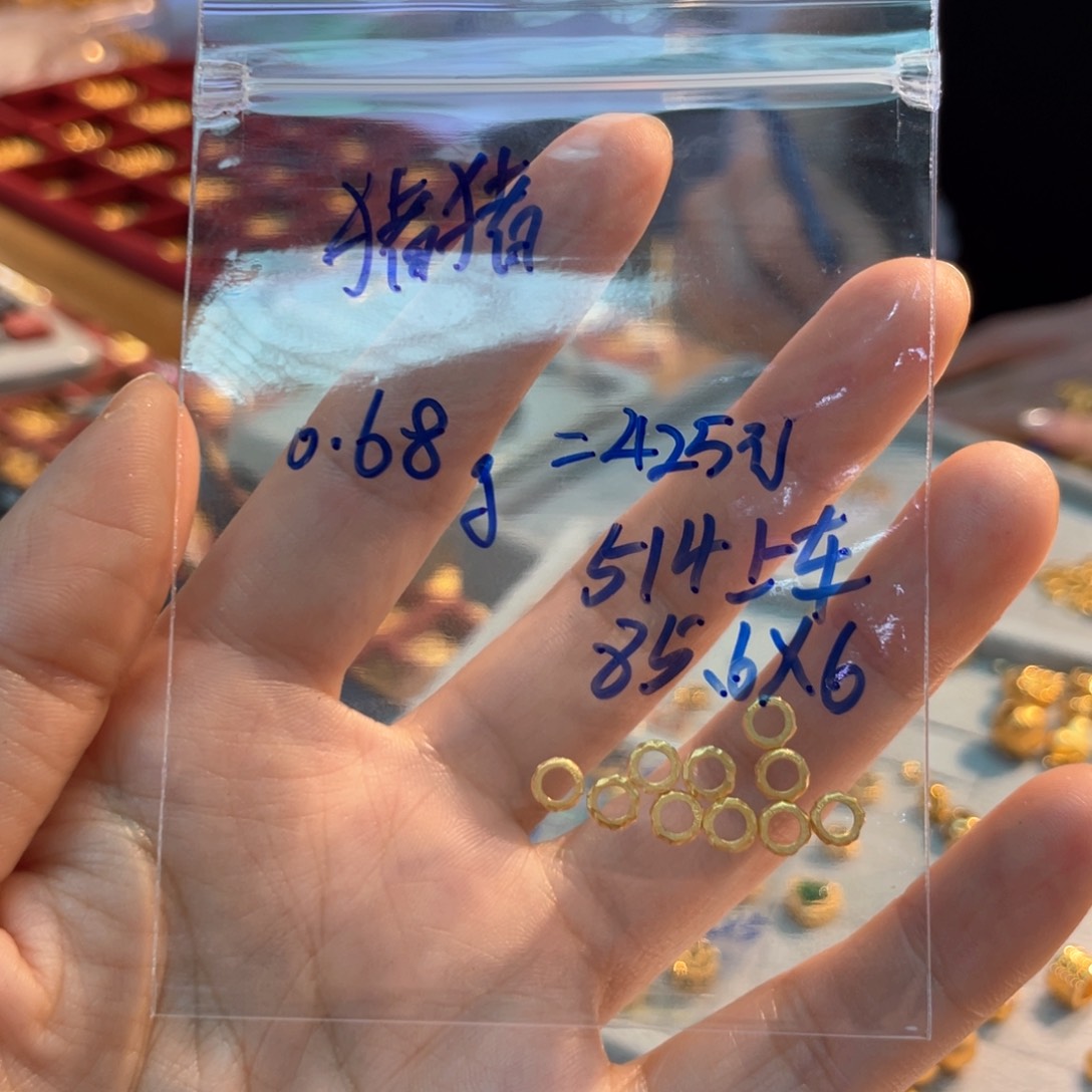颈饰18K金镶嵌和田玉猪****品