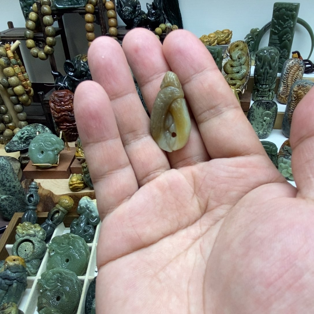 未镶嵌岫岩老玉（透闪石质玉）把件