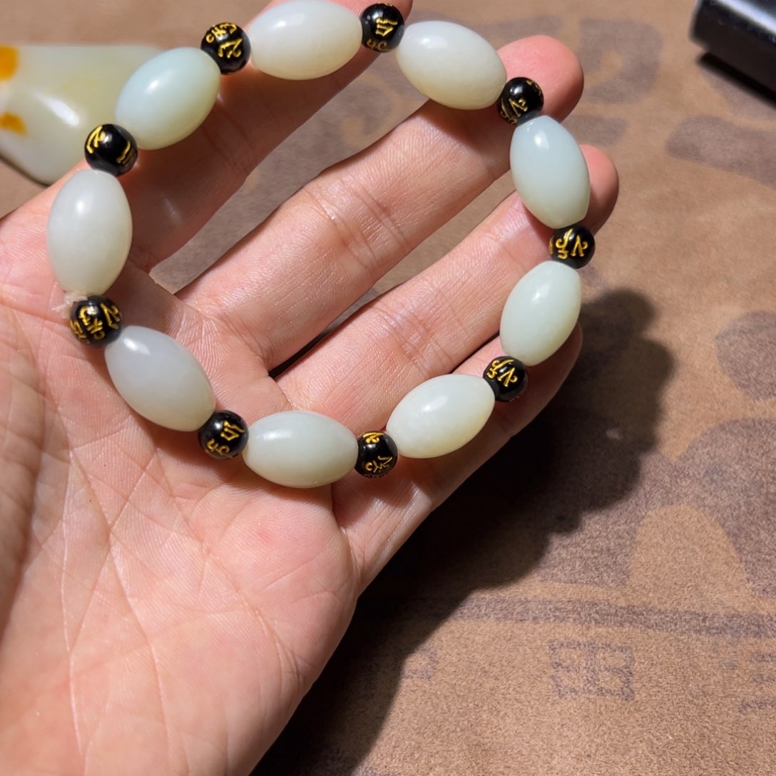 和田玉（糖玉）未镶嵌挂件四**已