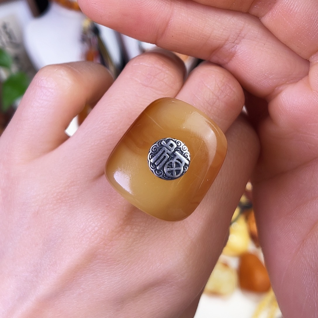 琥珀珠宝奇石未镶嵌。