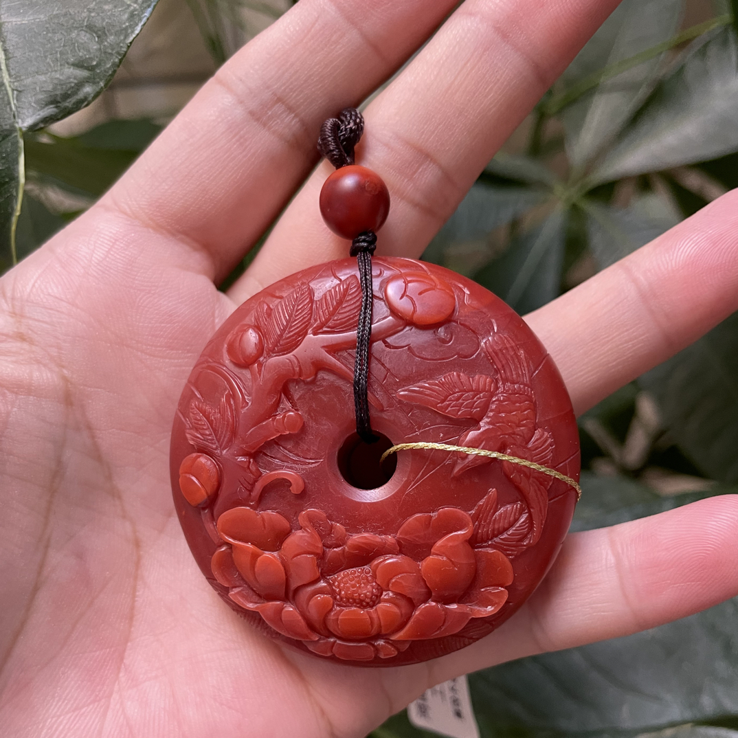 南红川料精工雕刻花开富贵平安扣，尺寸超大，颜色很红，大气十足