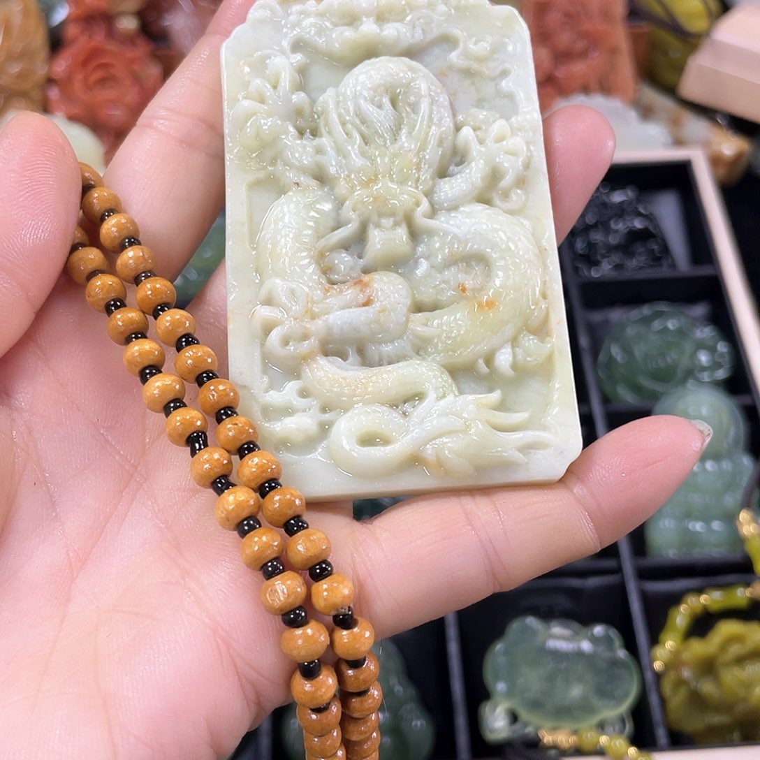 蛇纹石玉颈饰未镶嵌
